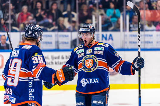 Växjös Philip Holm jublar