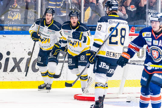 s Christoffer Törngren och Filip Sandberg jublar