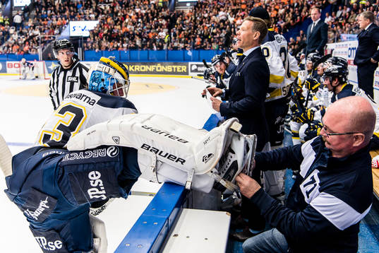 s målvakt Fredrik Pettersson-Wentzel får hjälp med