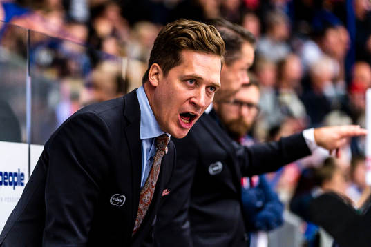 Växjös tränare Sam Hallam skriker