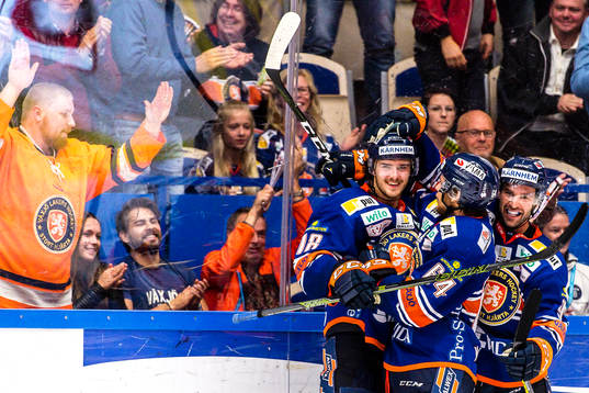 Växjös Dennis Everberg jublar