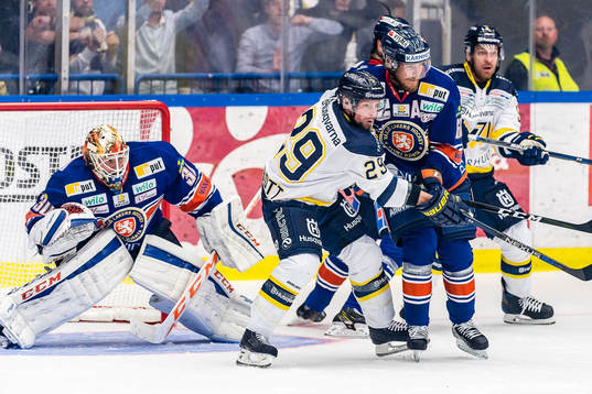 s Chris Abbott och Växjös Erik Josefsson framför