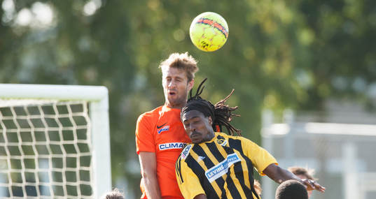 IFK Hässleholms Ayanda Nkili i matchen i division 2 mellan