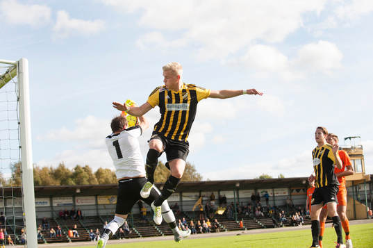 IFK Hässleholms Linus Svensson i matchen i division 2