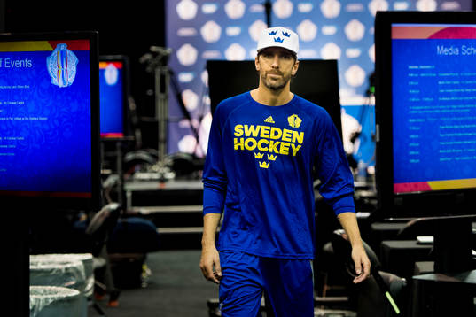 Sveriges målvakt Henrik Lundqvist kommer till pressrummet