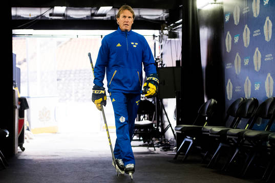 Sveriges assisterande tränare Johan Garpenlöv lämar