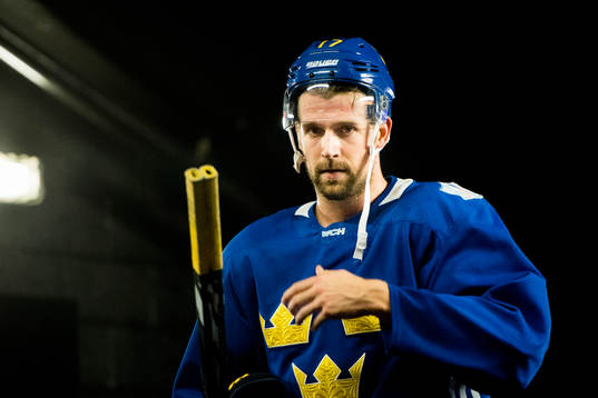 Sveriges Patrik Berglund lämnar Sveriges ishockeylandslags