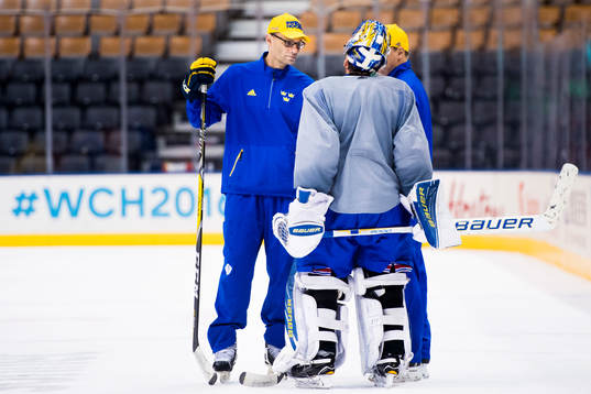Sveriges målvakt Henrik Lundqvist i samtal med