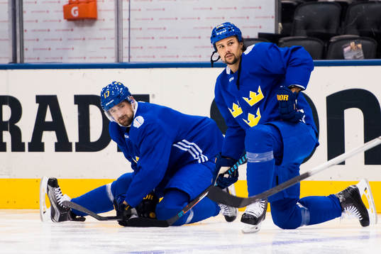 Sveriges Patrik Berglund och Erik Karlsson stretchar