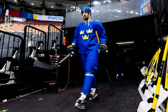 Sveriges Patrik Berglund kommer ut till Sveriges