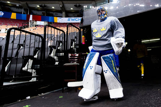 Sveriges målvakt Henrik Lundqvist kommer ut till Sveriges