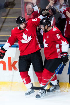 Kanadas Shea Weber jublar med Sidney Crosby som gjort 1-0