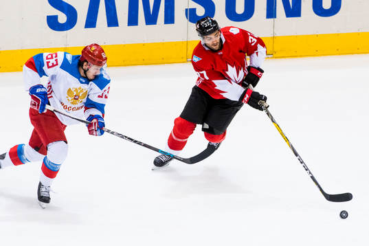 Rysslands Evgenii Dadonov och Kanadas Patrice Bergeron