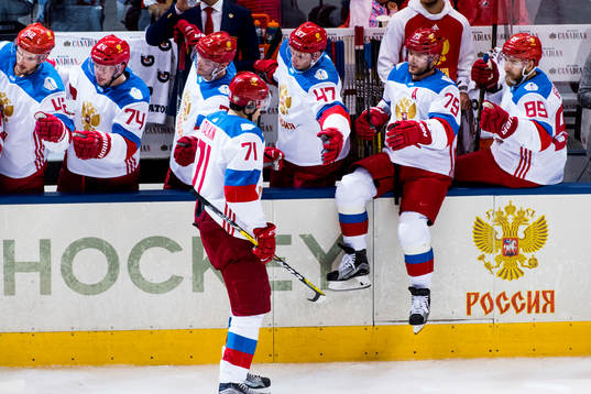 Rysslands Evgeni Malkin jublar med bänken