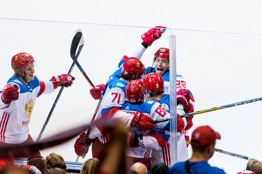 Rysslands Evgeni Malkin jublar med lagkamraterna