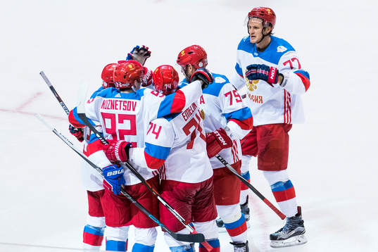 Rysslands spelare jublar med Evgeny Kuznetsov som gjort 1-2