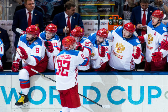 Rysslands Evgeny Kuznetsov jublar med bänken