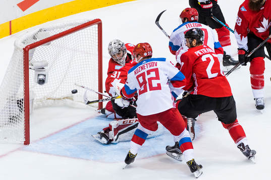 Rysslands Evgeny Kuznetsov gör 1-2 bakom Kanadas målvakt