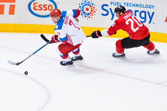Rysslands Dmitry Kulikov och Kanadas John Tavares