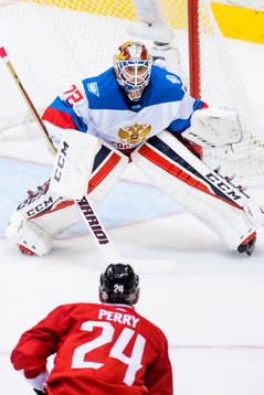 Rysslands målvakt Sergei Bobrovsky och Kanadas Corey Perry