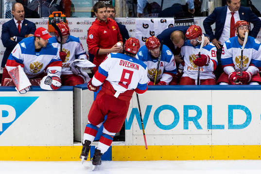 Rysslands Alex Ovechkin lämnar isen