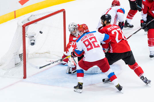 Rysslands Evgeny Kuznetsov  gör 1-2
