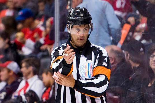 Domare Wes McCauley med en Ref Cam hjälm, en domarhjälm
