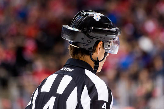 Domare Wes McCauley med en Ref Cam hjälm, en domarhjälm