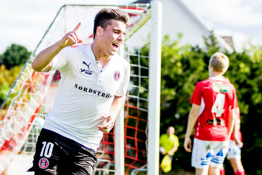Hittarps Adonis Berisha jublar