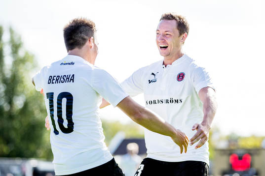 Hittarps Adonis Berisha (ryggen åt kameran) jublar