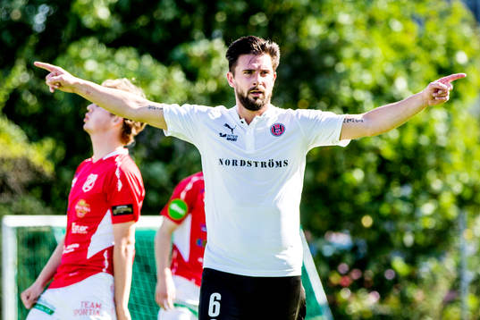 Hittarps Robin Staaf (h) jublar