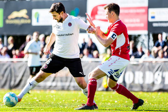 Hittarps Robin Staaf  i duell om bollen