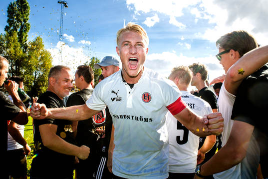Hittarps Viktor Wihlstrand jublar