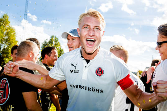 Hittarps Viktor Wihlstrand jublar