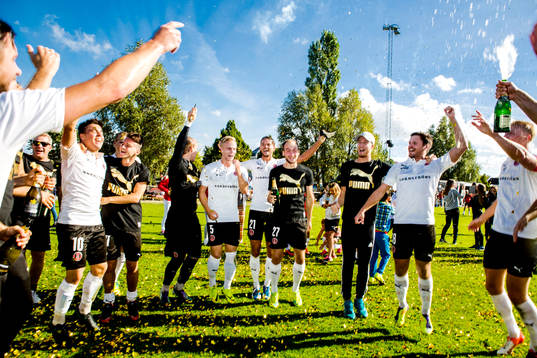 Hittarps spelare jublar