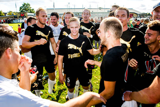 Hittarps spelare jublar