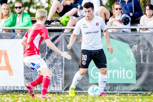 Hittarps Adonis Berisha driver med bollen