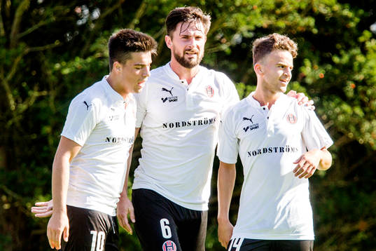 Hittarps Adonis Berisha, Robin Staaf  och Omar Hamid jublar