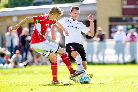 Hittarps Daniel Olsson i duell om bollen