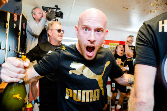 Hittarps  tränare Max Mölder  jublar