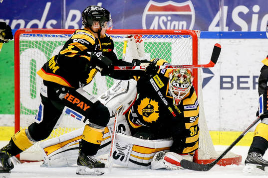 Skellefteås Niclas Burström och målvakt Joni Ortio
