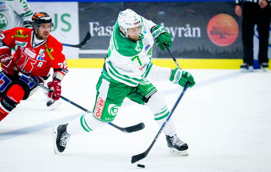 Rögles Patrik Cehlin skjuter av klubban