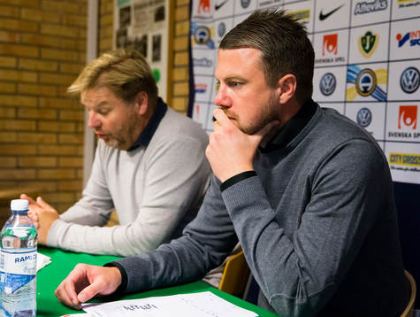 Jönköpings tränare Jimmy Thelin ser deppig ut på