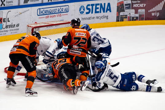 Leksands målvakt Atte Engren längst nere i högen