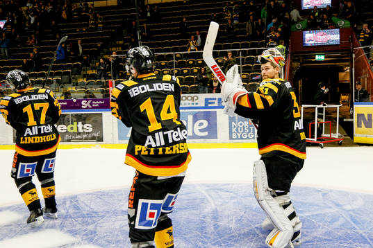 Skellefteås Emil Pettersson och målvakt Joni Ortio