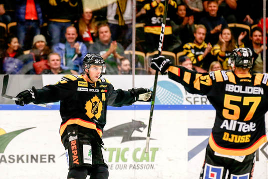 Skellefteås Joakim Lindström jublar