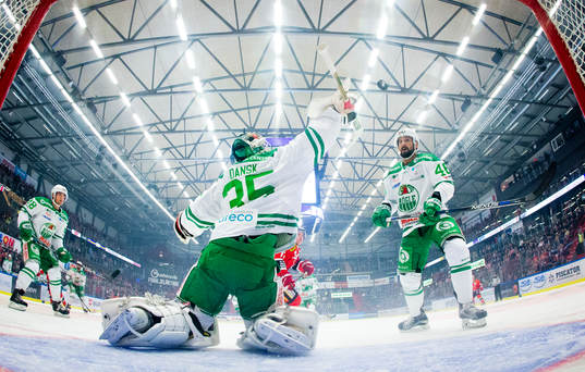 Rögles målvakt Oscar Dansk räddar ett skott framför