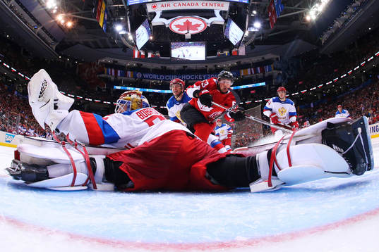 Rysslands målvakt Sergei Bobrovsky räddar ett skott när
