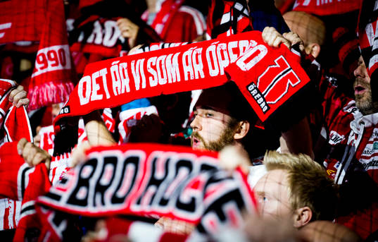 Örebrosupportrar med halsdukar