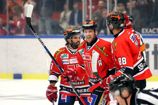 Örebros Tom Wandell och Viktor Ekbom jublar